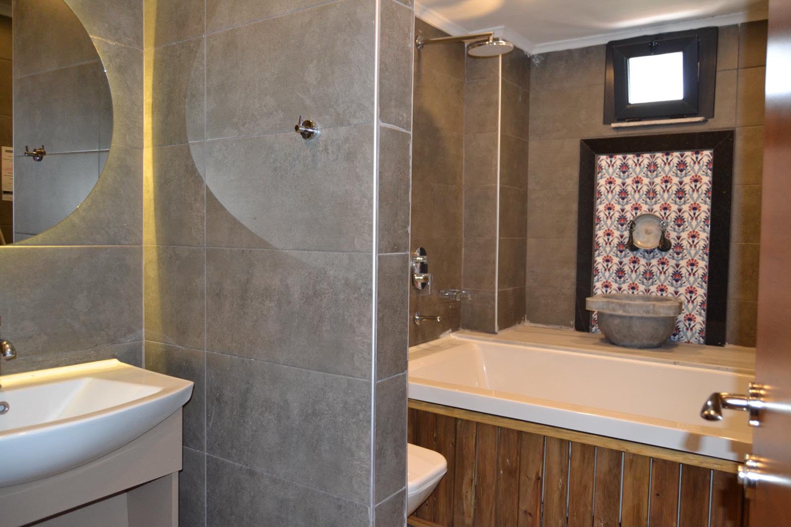 Odada İznik çinili özel banyo ve küvet