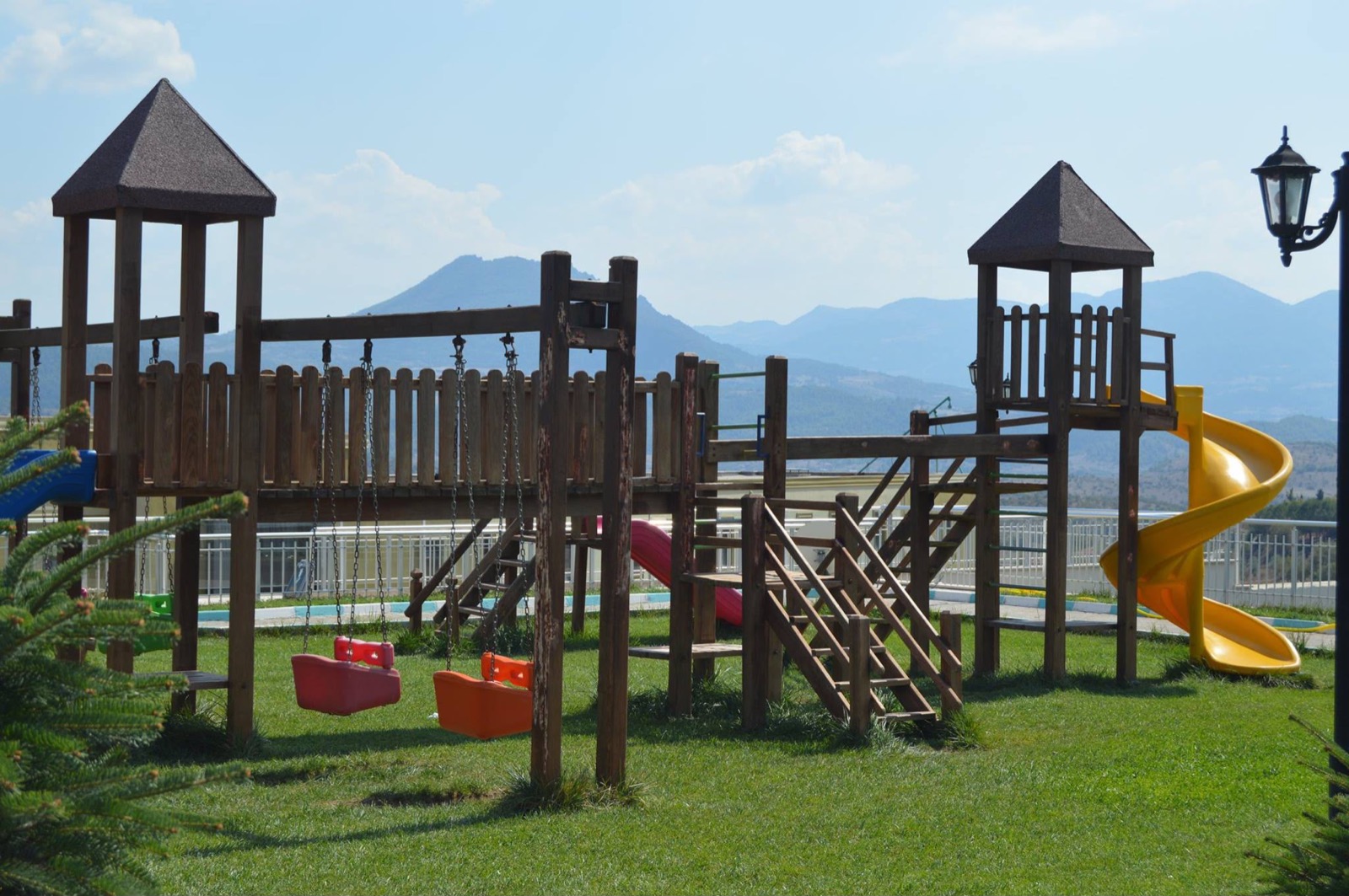 Manzaralı çocuk oyun parkı