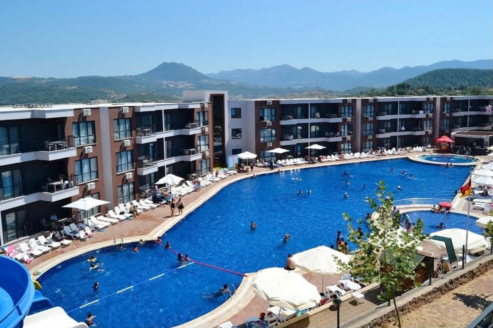 Göl manzarasına karşı zengin sofra